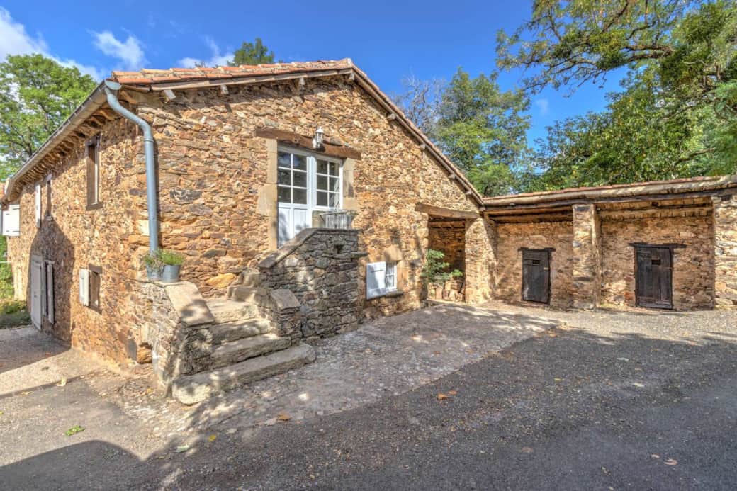La Pierre Etoilée - Facade of the cottage and small terrace La Pierre Etoilée - Facade of the cottage and small terrace