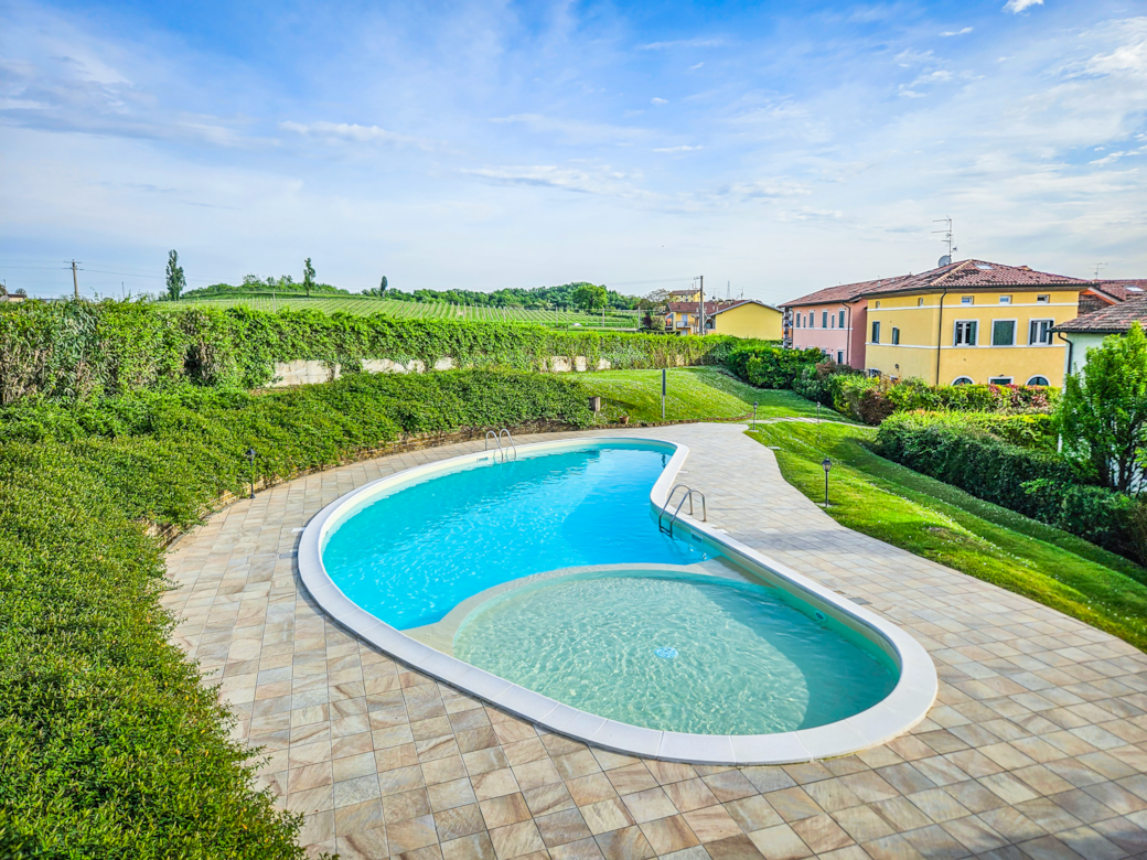 La piscina immersa nella natura del residence dove potrete prendere il sole La piscina immersa nella natura del residence dove potrete prendere il sole