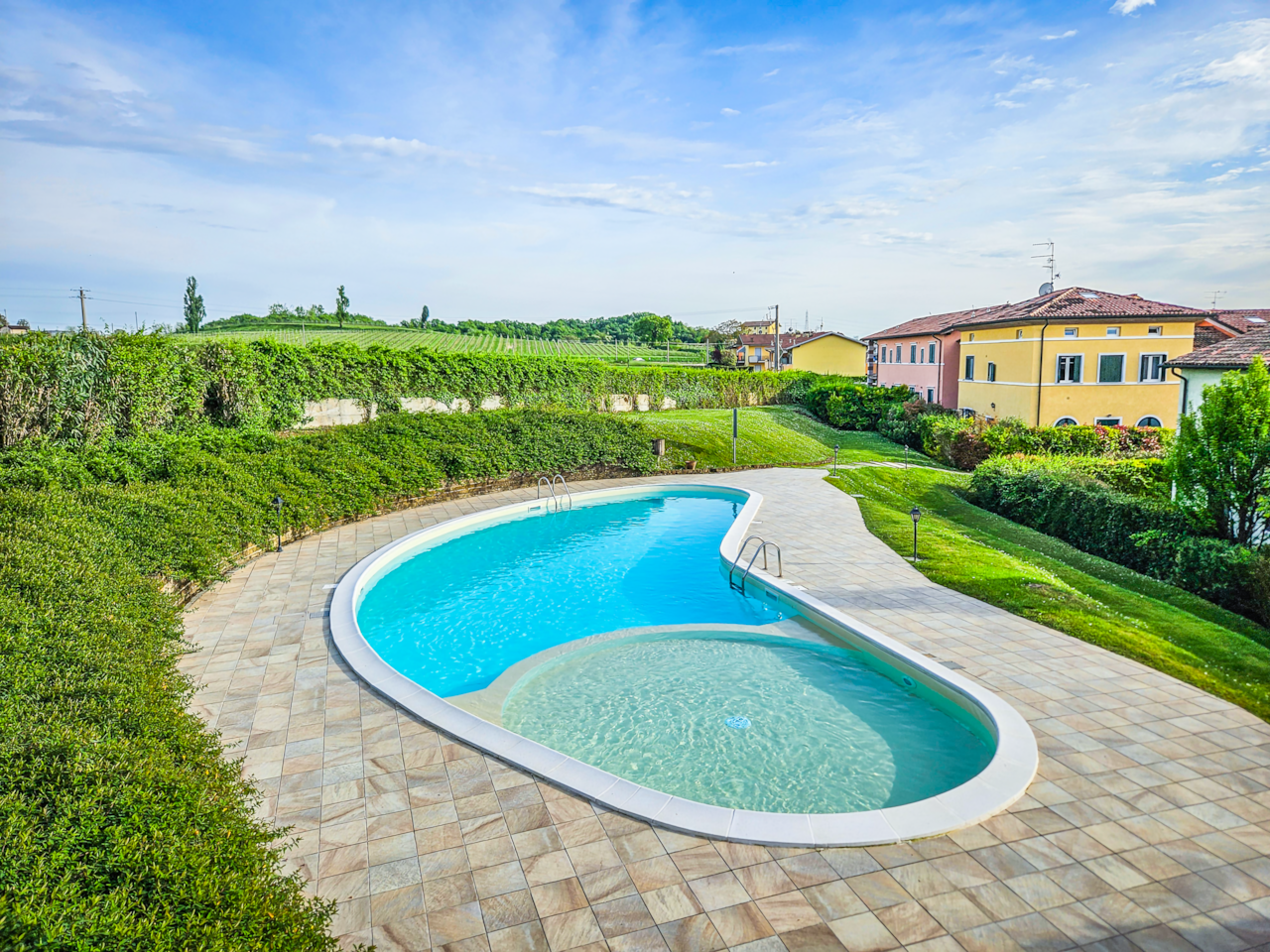 La piscina immersa nella natura del residence dove potrete prendere il sole