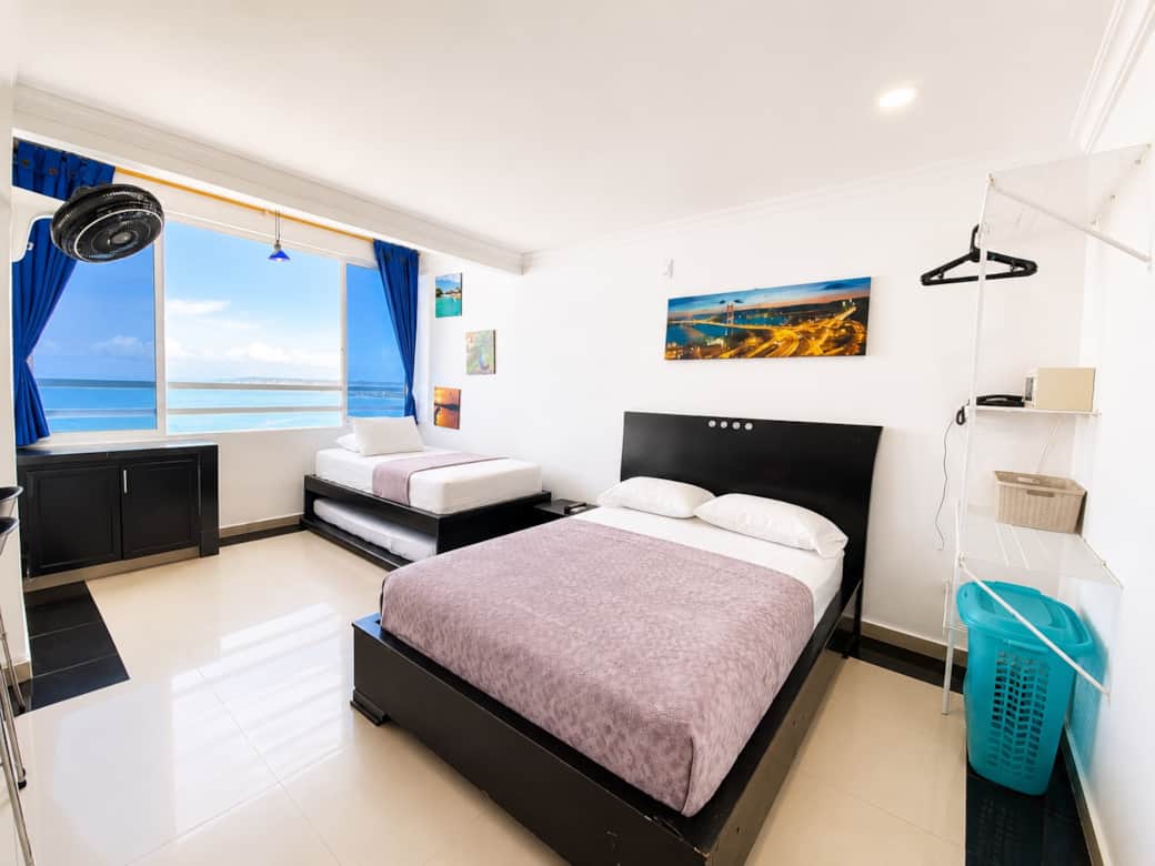 Camas y ventana con vista al Mar Caribe
