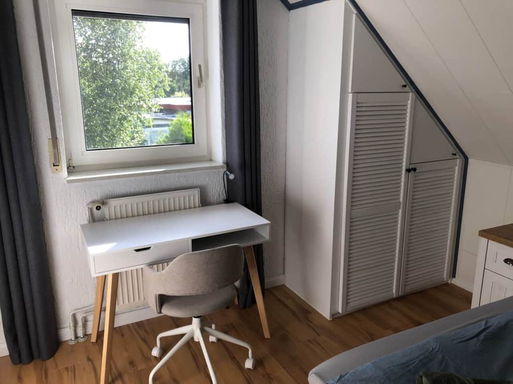 Schlafzimmer 2 mit Schreibtisch