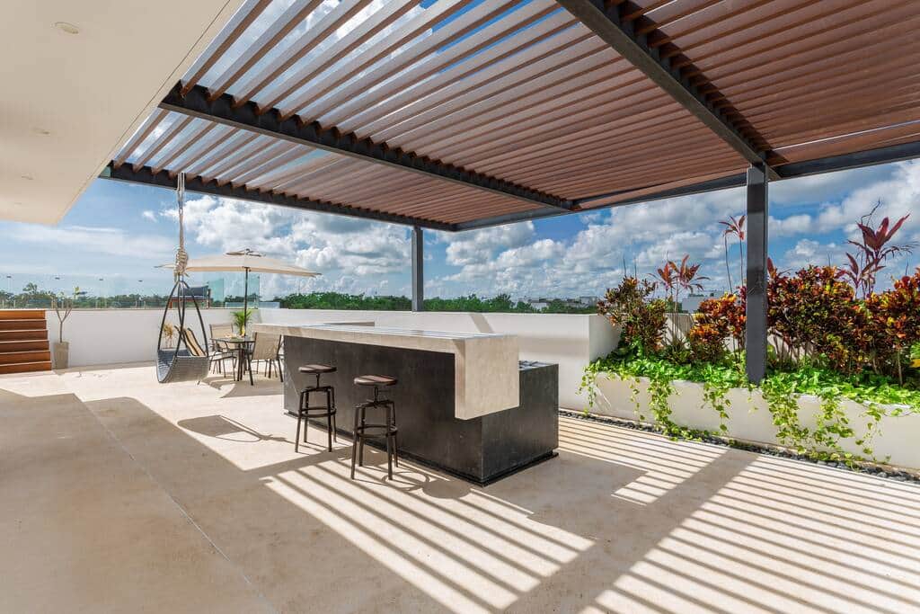 Enjoy of this private outdoor space: 

Bbq, dinning table, private deck and pool! 