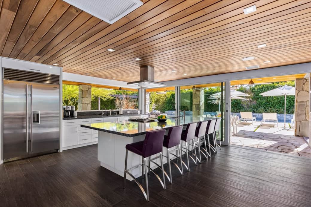 04 Room for six at the kitchen island