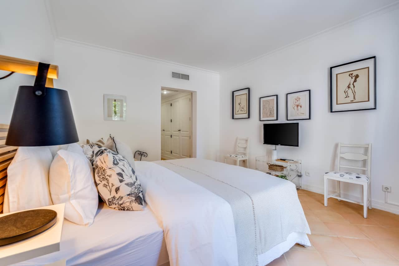Master suite com casa de banho privativa e atmosfera serena para um descanso absoluto.