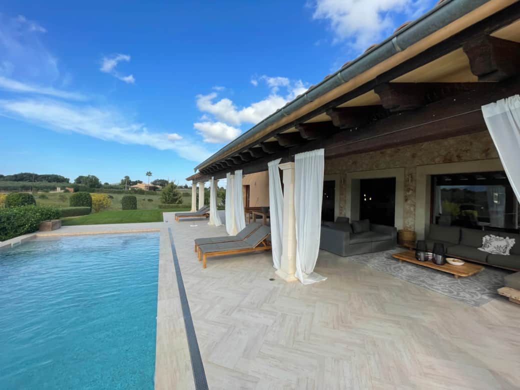 Pool mit großer Terrasse