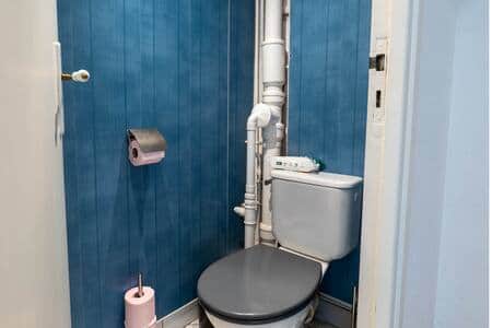 Les toilettes sont séparées de la salle de bain. Cela apporte un confort supplémentaire.