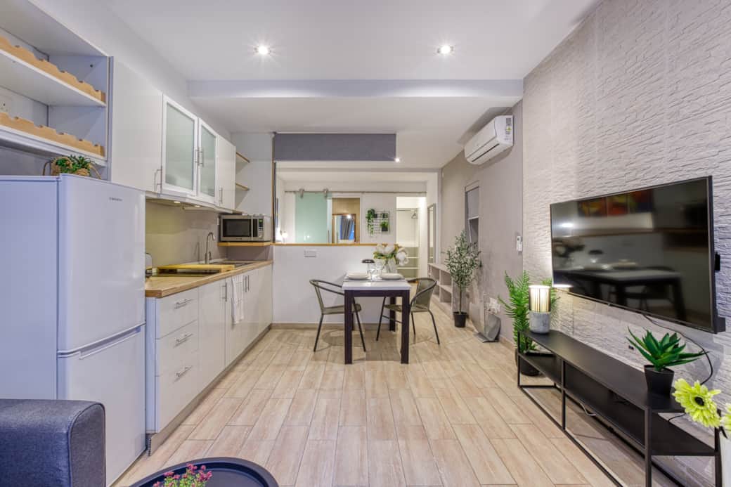 Bright open-plan studio with fully equipped kitchenette and dining space