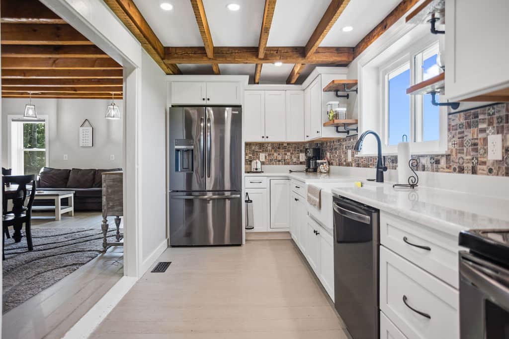 Fully equipped kitchen, coffee pot with cone filter.  