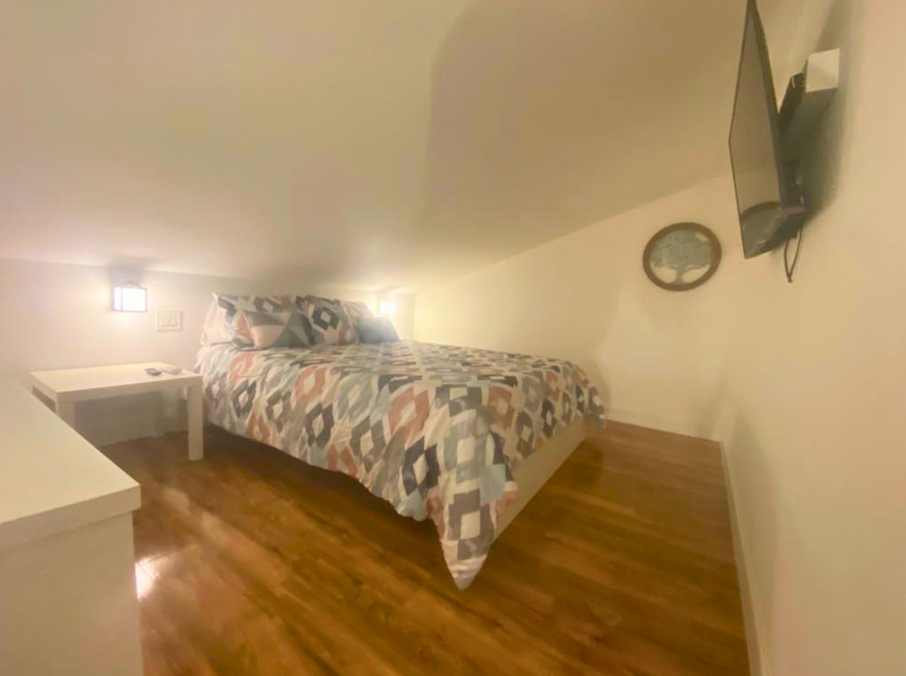 Charming studio with a Queen bed, full kitchen, cozy living area & modern bath. Lakeland, FL