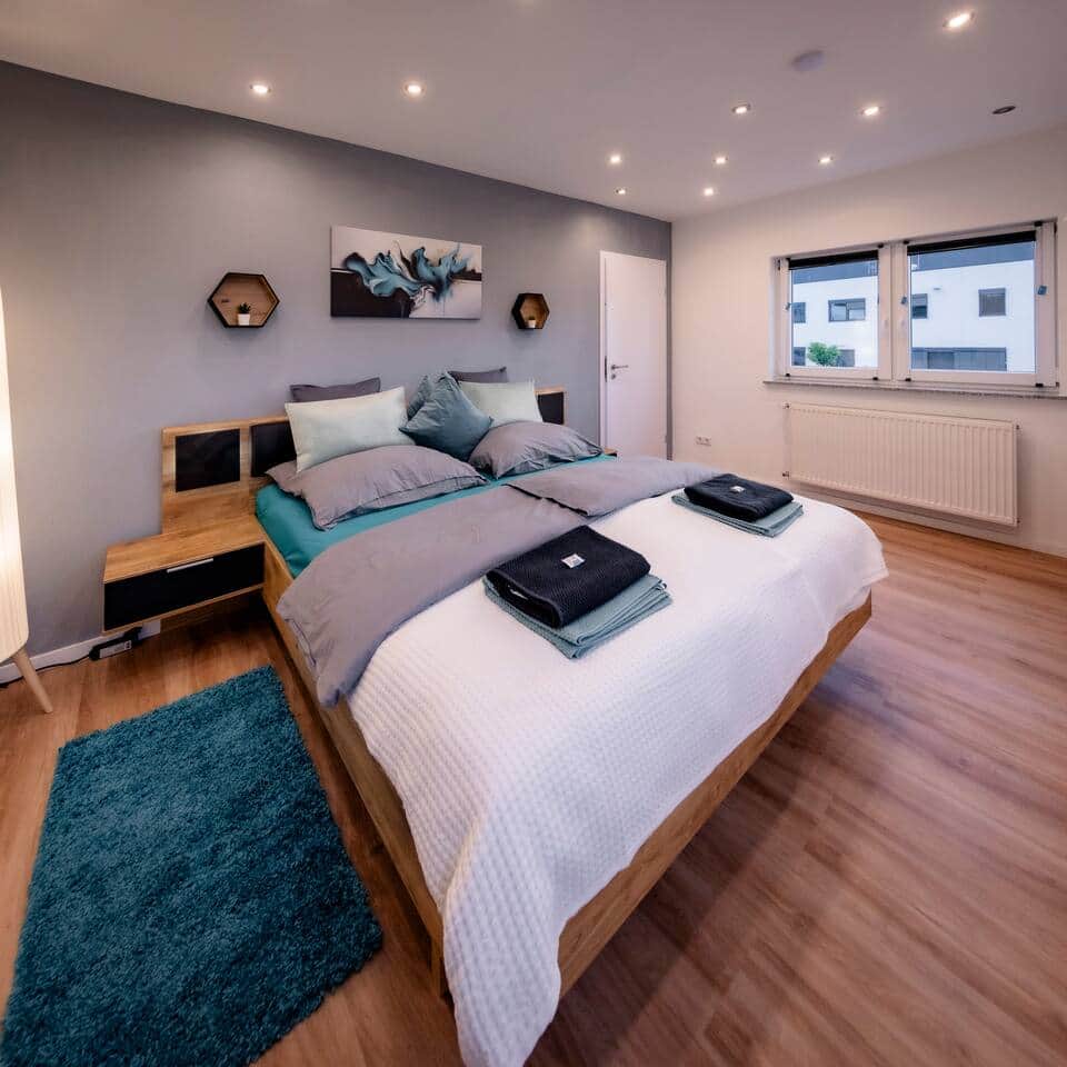 Großzügiges Queensize-Doppelbett (180 x 200 cm) mit hochwertiger Matratze und Topper