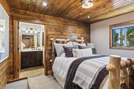 Bedroom 3: Queen Bed