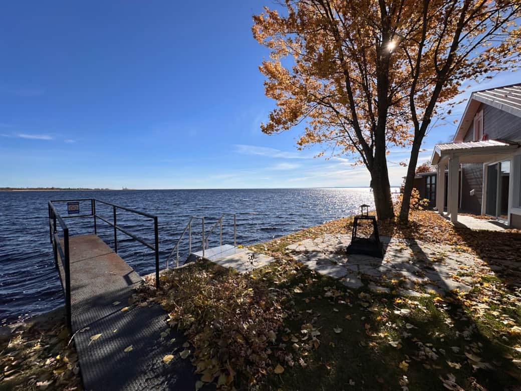 Vue sur le lac  et chalet