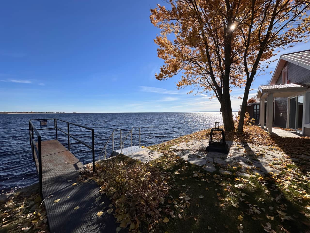 Vue sur le lac  et chalet