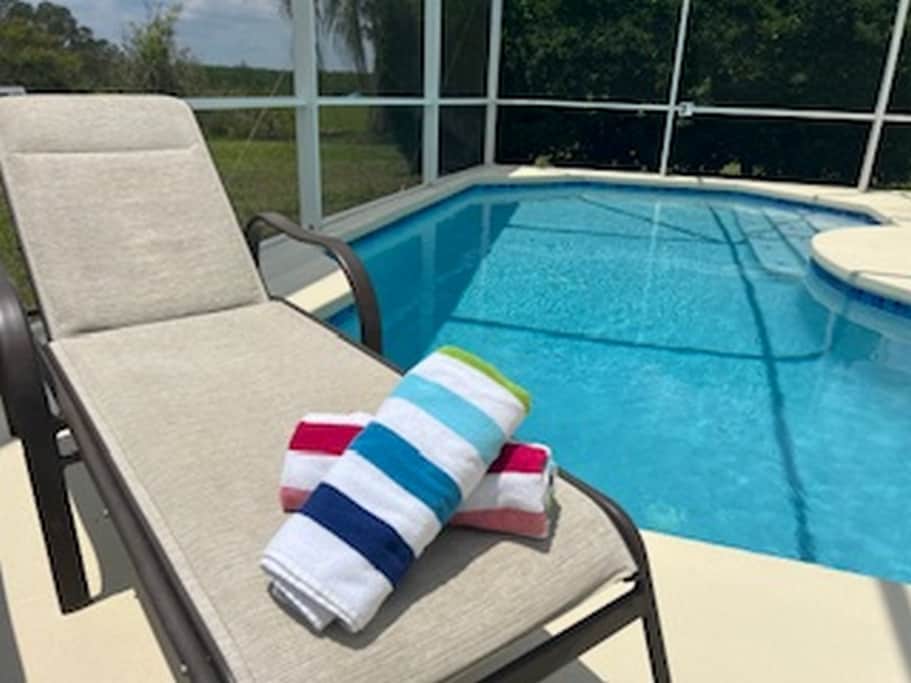 06-comfortable-poolside-loungers - 1K JPEG 06-comfortable-poolside-loungers - 1K JPEG