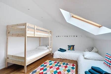 Chambre conviviale à l'étage