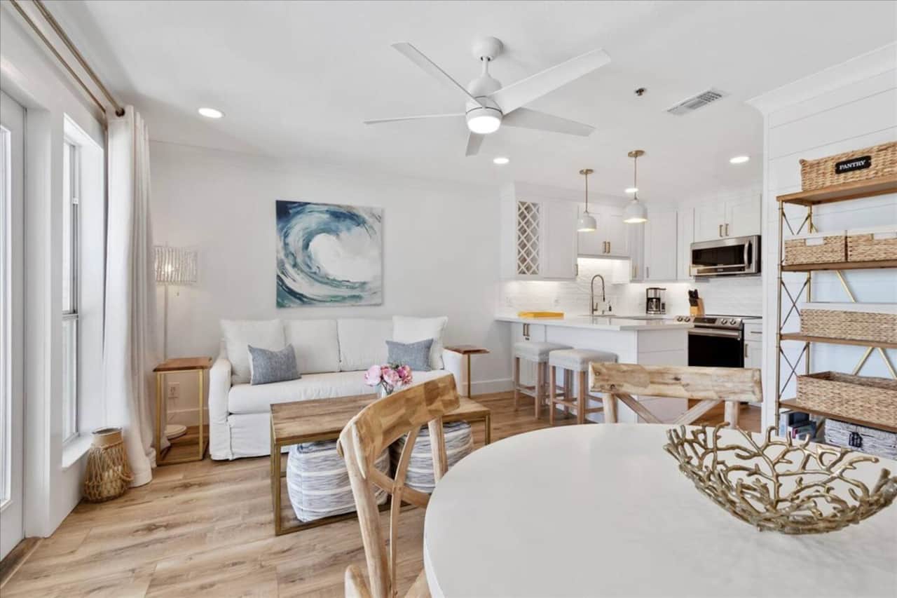 Bright and Airy  Living Space. Upscale Accommodations with "Relax and Breath" Comfort.