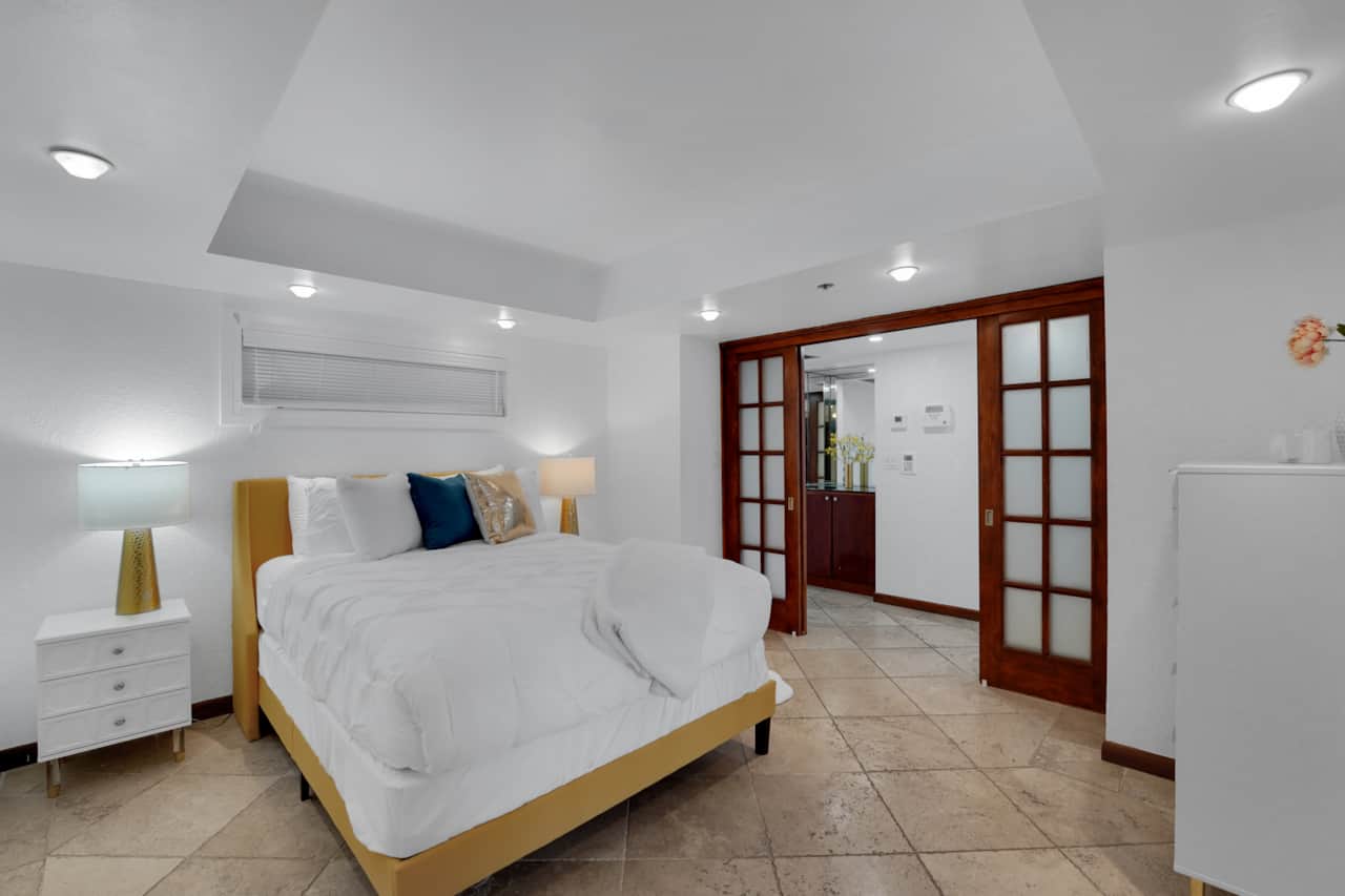 2nd Interior bedroom, queen bed, Roku streaming tv, (no windows) 