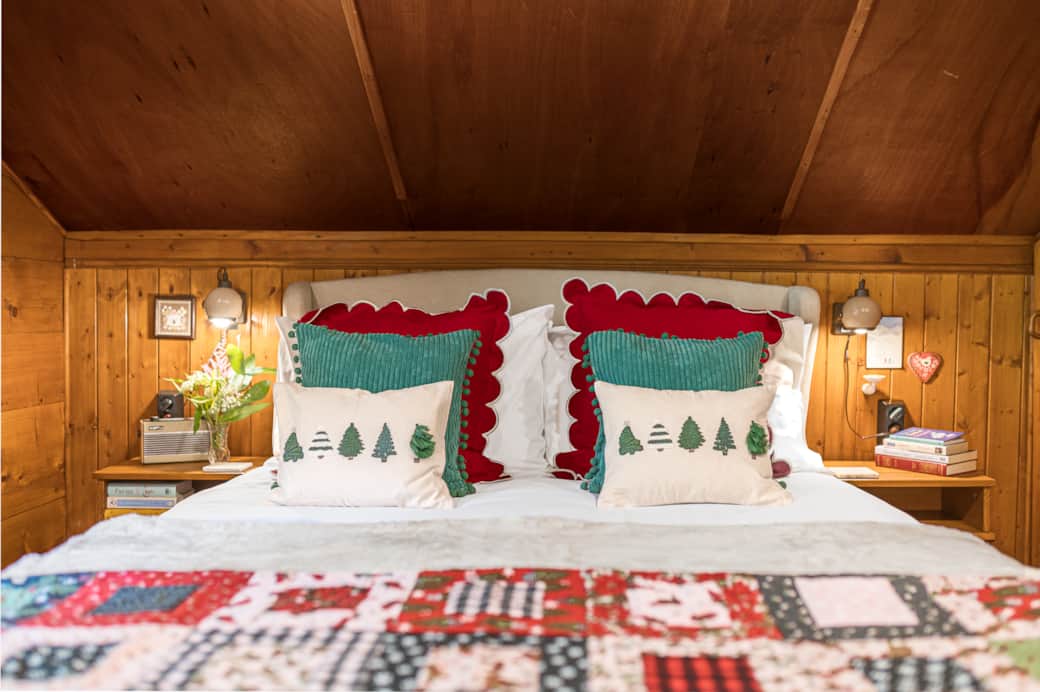 One double bed with linen provided One double bed with linen provided