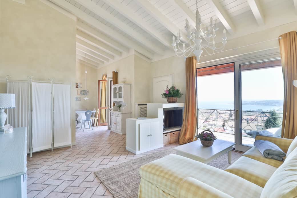 Soggiorno con vista lago