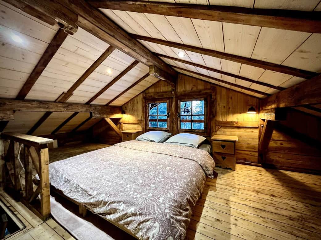 La chambre du haut peu être configurée en lit queen size (160cm de large) ou deux lits simples! Il suffiera de me préciser votre choix lors de la réservation! 