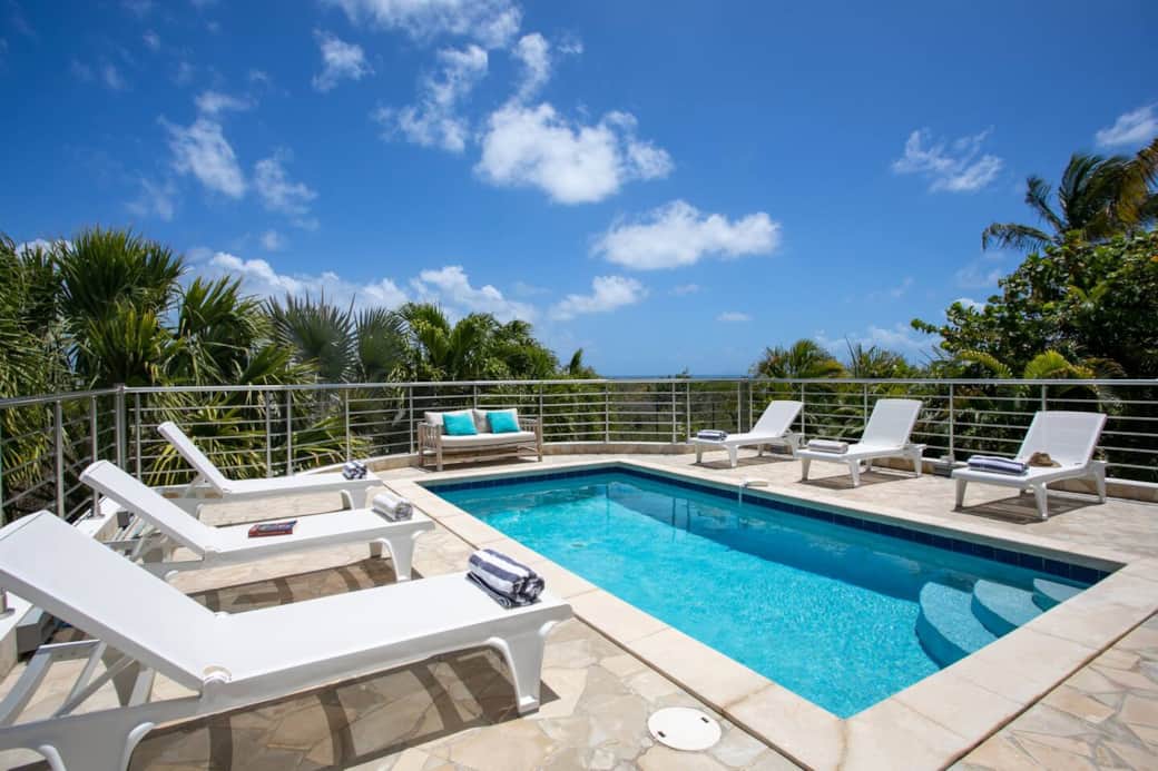 Pool with deck chairs Filao 