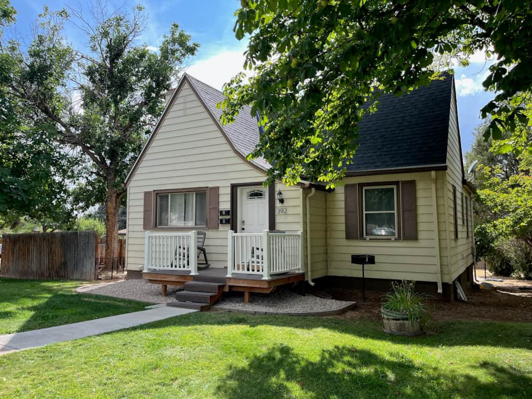 Historic Cedar City cottage with a cozy porch, steps from SUU and the Shakespeare Festival.