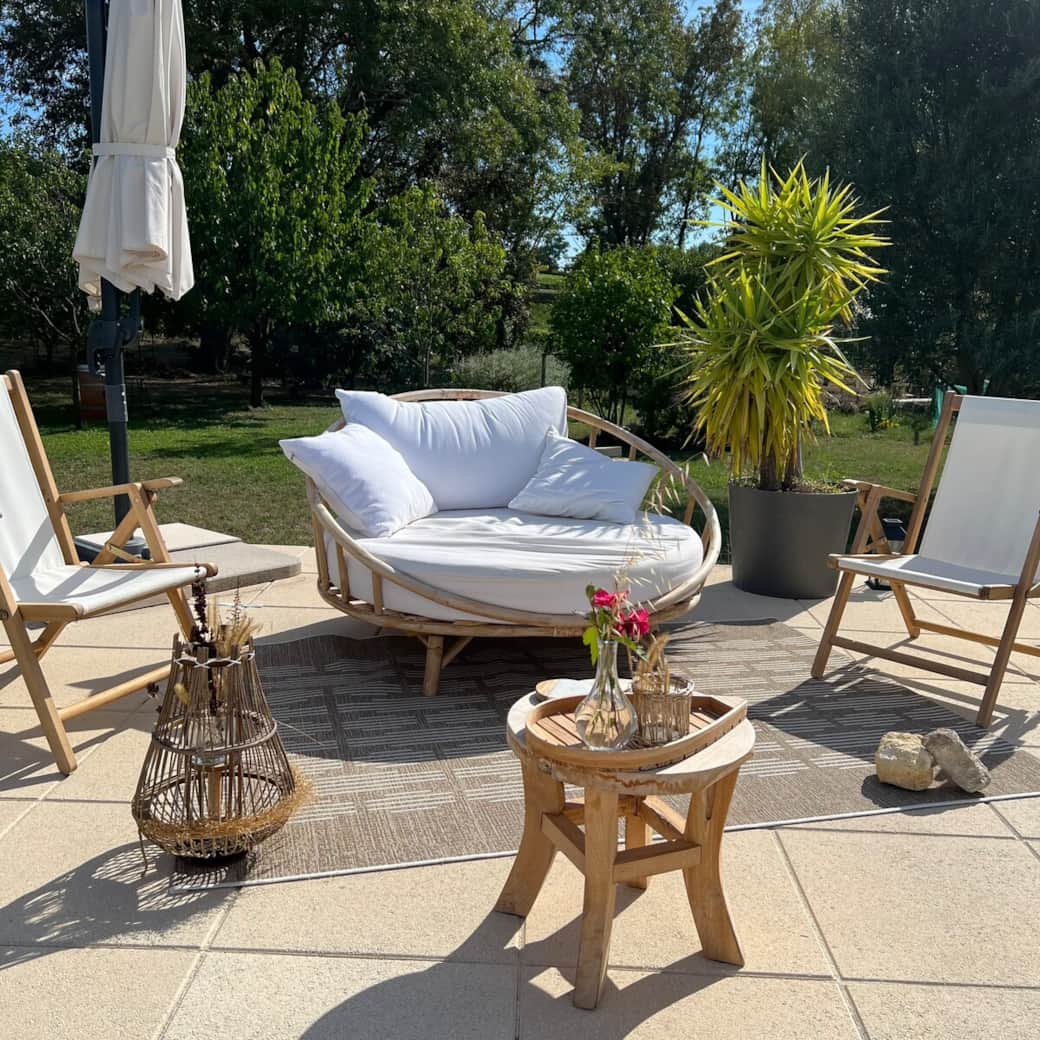 Mobiliers de jardin en été et printemps 