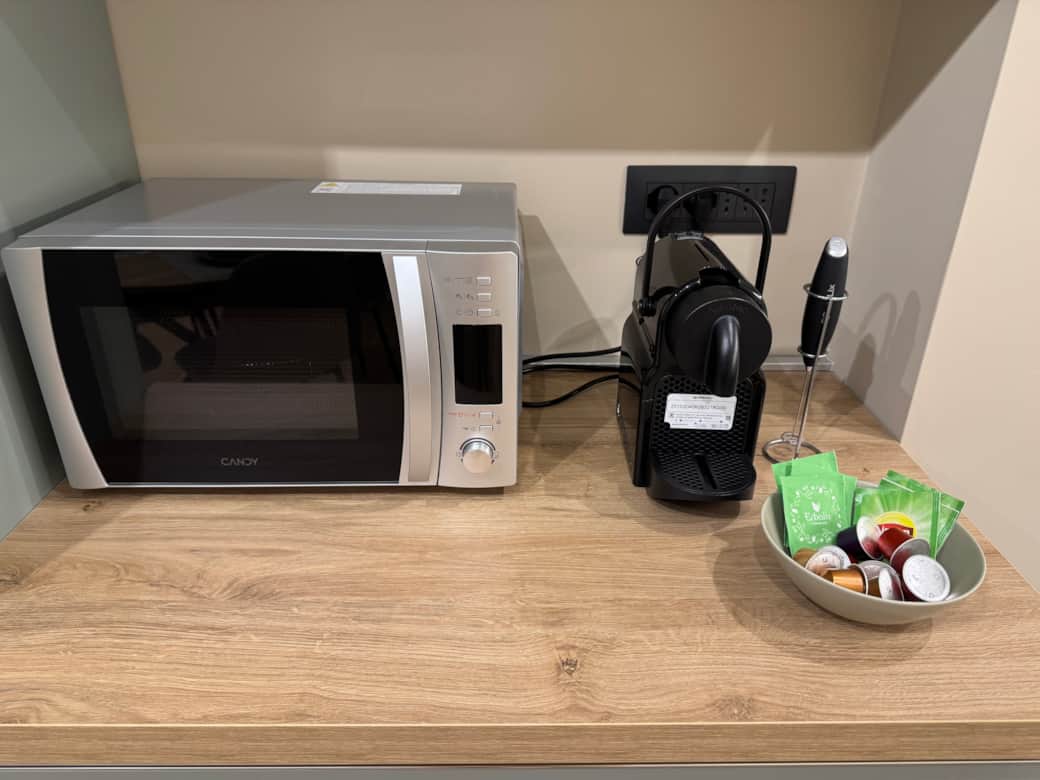 Macchina del caffè Nespresso con capsule omaggio per iniziare al meglio la giornata.