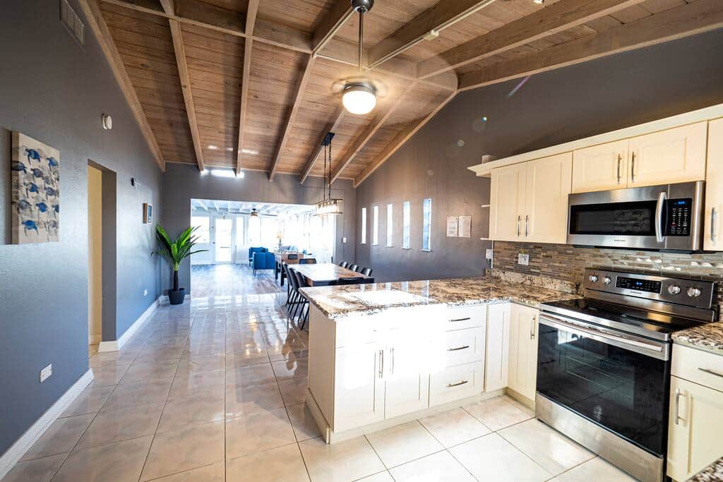 Kitchen - Cook properly on holiday, with stainless steel appliances, a breakfast bar and a vaulted w