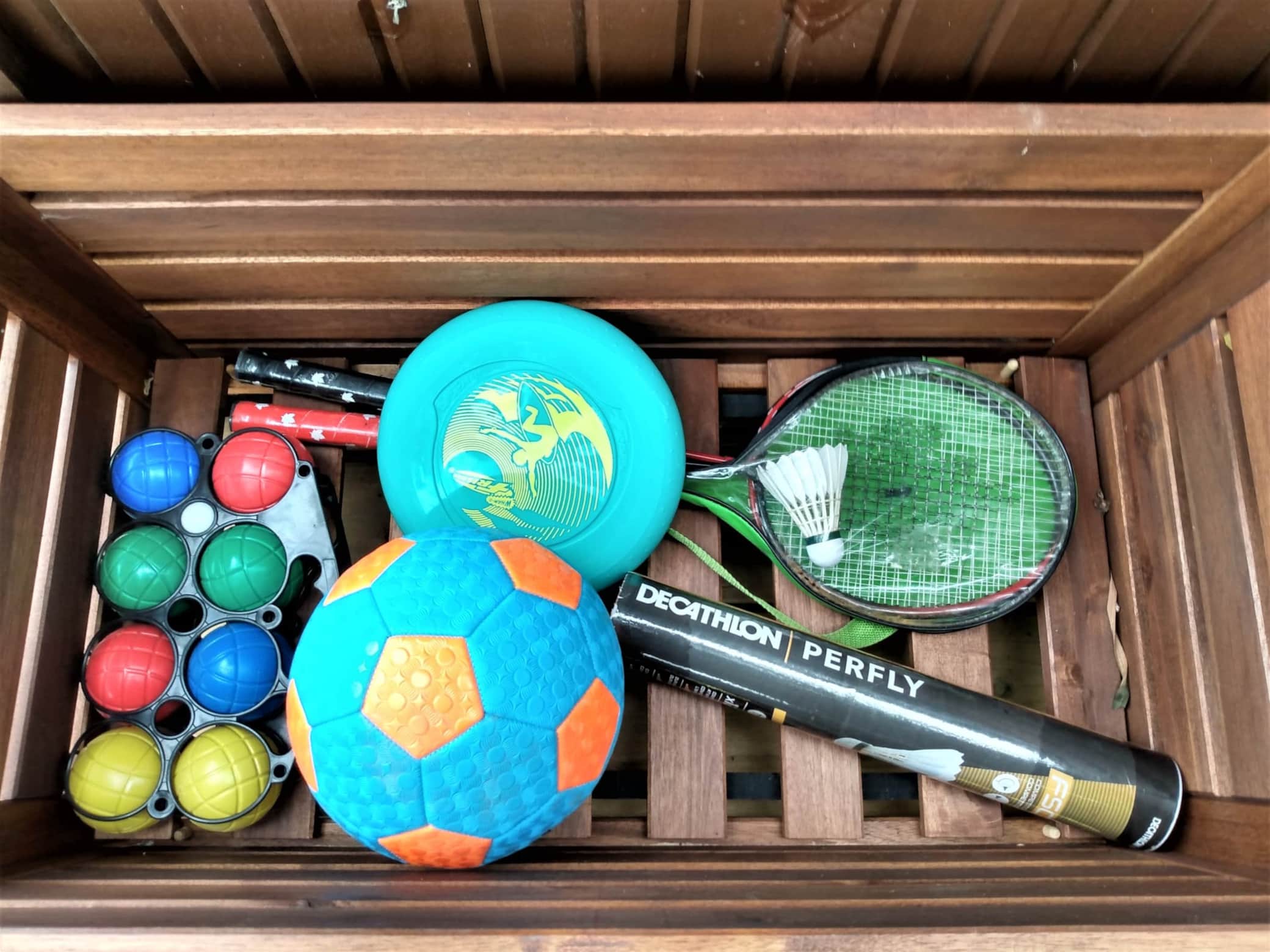 Exemple d'articles de loisir dans le banc-coffre exterieur.
