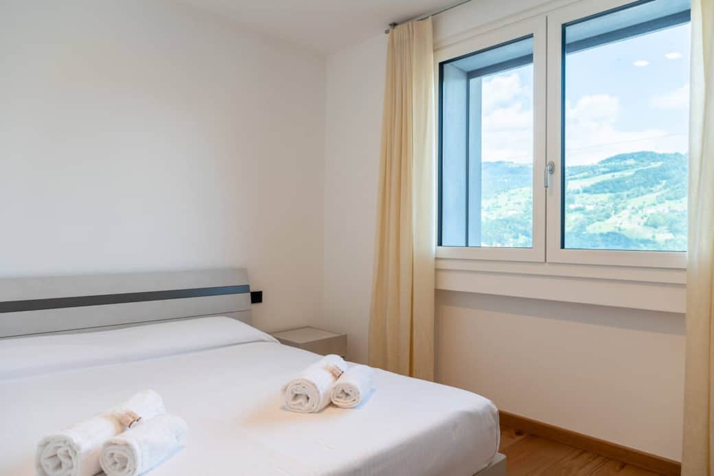 Camera matrimoniale con letto King size, vista sulle montagne e armadio spazioso