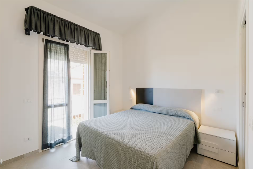 Camera da letto 1 CasaGiallo Versilia: dettaglio interni luminosi