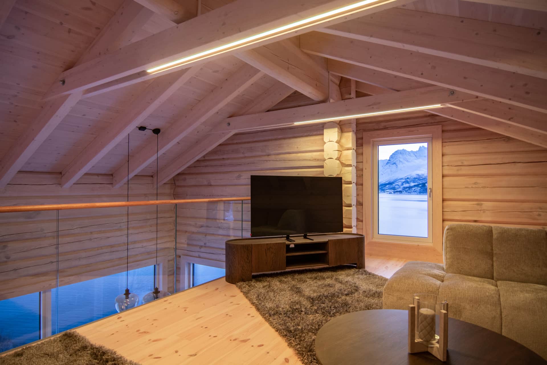 Wohnzimmer im Obergeschoss mit TV und Fjordblick – skandinavisches Ambiente in Sjursnes