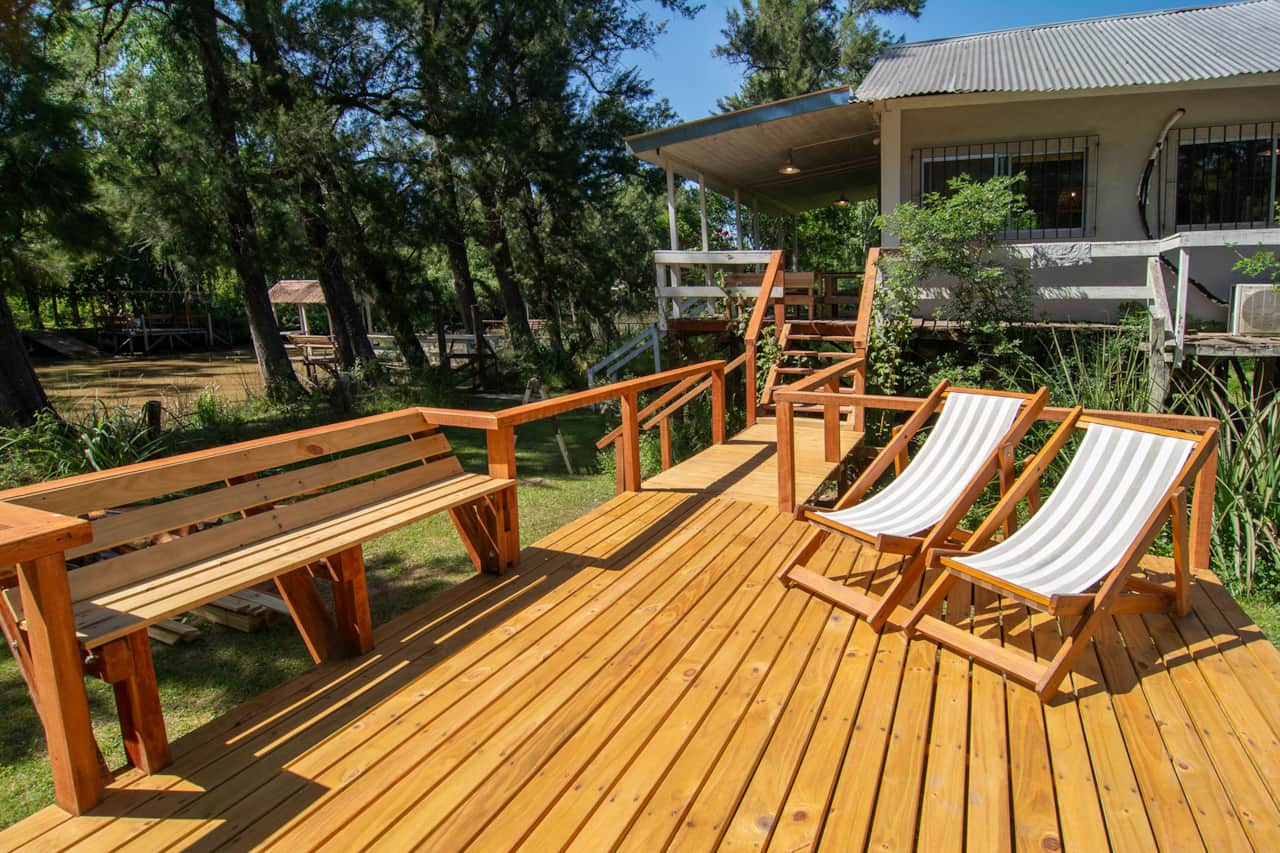 Solarium / Deck, integrado a la casa, para usos múltiples con vistas a la pileta, el río y jardín. 