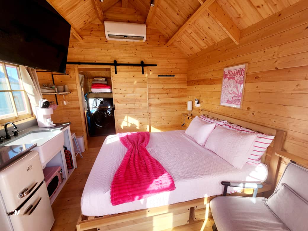 Wonderful natural light in this Barbie dreamhouse "glamp" site!