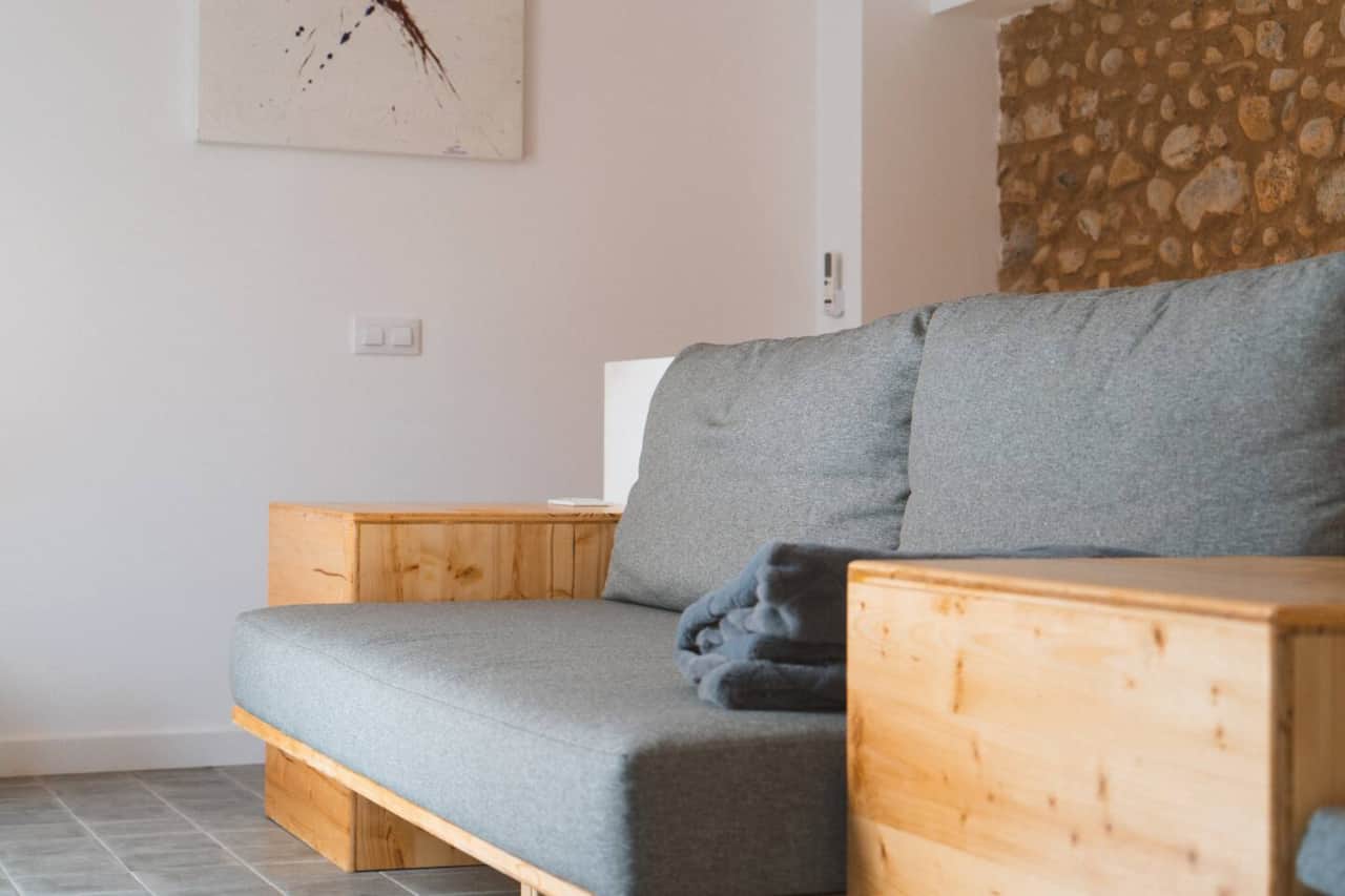 Sofá-cama: Quitando los cojines de arriba, te queda una cama de 2m de lango por 90cm de ancho