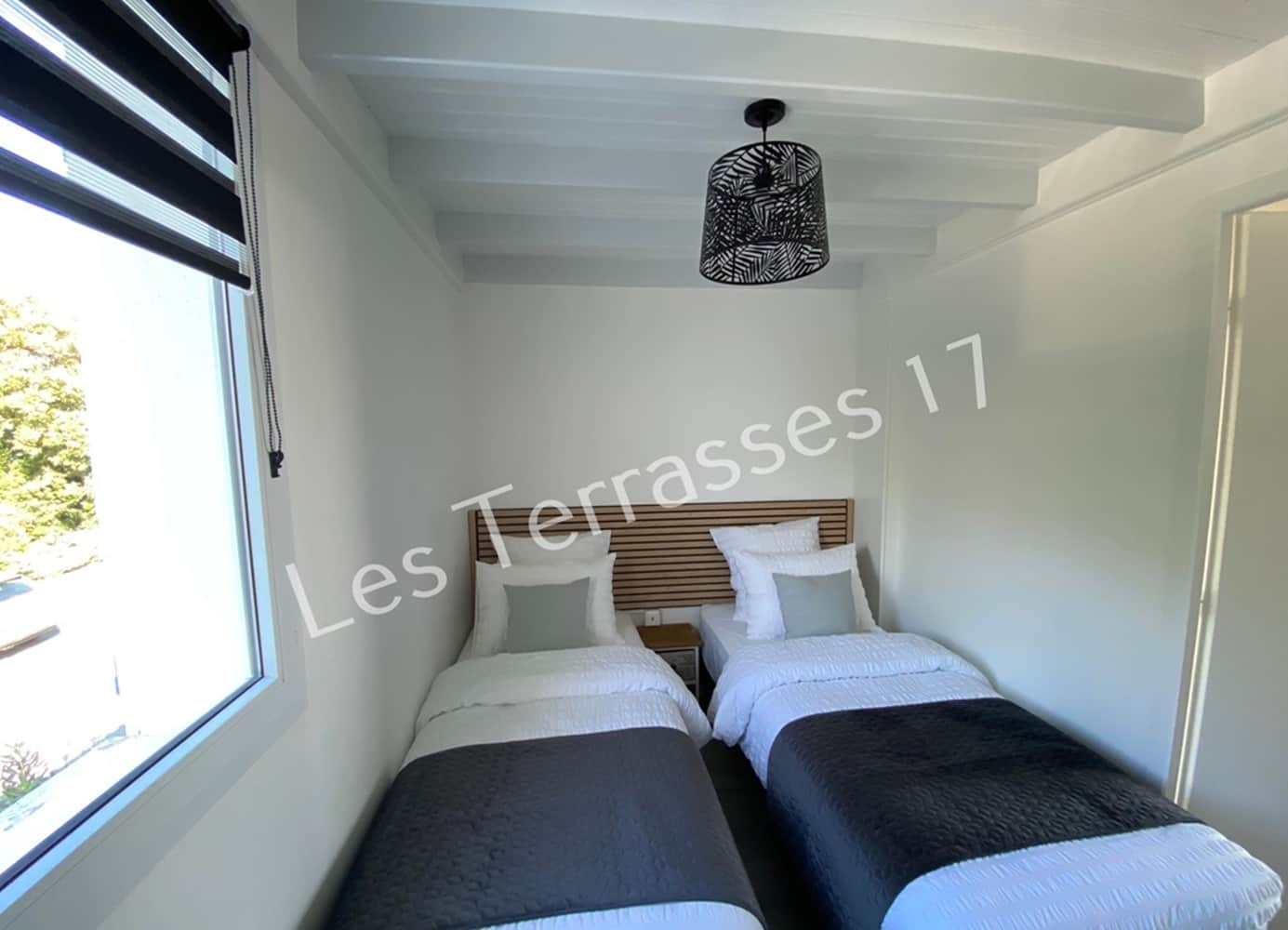 Bedroom with two single beds and a remote-working space in an apartment at Les Terrasses 17