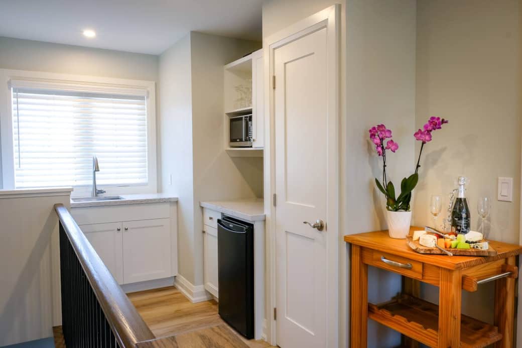 Cosy Kitchenette for your enjoyment.  Has Keureg for your coffee, toaster & toaster oven, microwave, mini fridge, all utensils needed, including Wine Glasses and Decanter. We offer you a small complimentary continental breakfast with your room.