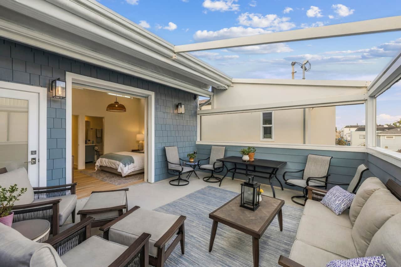Spacious Outdoor Lounge & Dining Area
