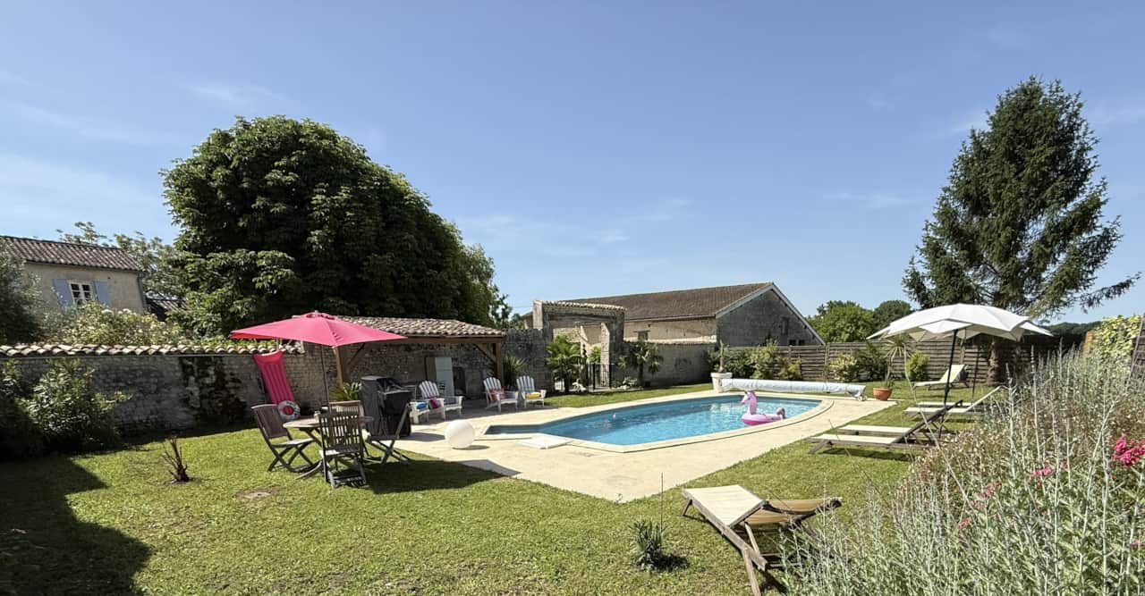 Privater Pool mit gesichertem Zugang und Poolhaus