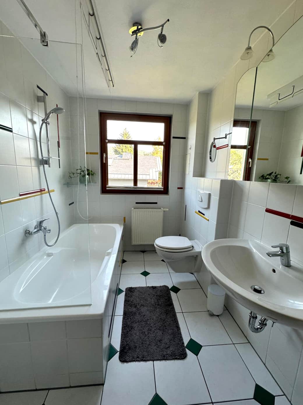 Bad mit Wanne und Duschmöglichkeit