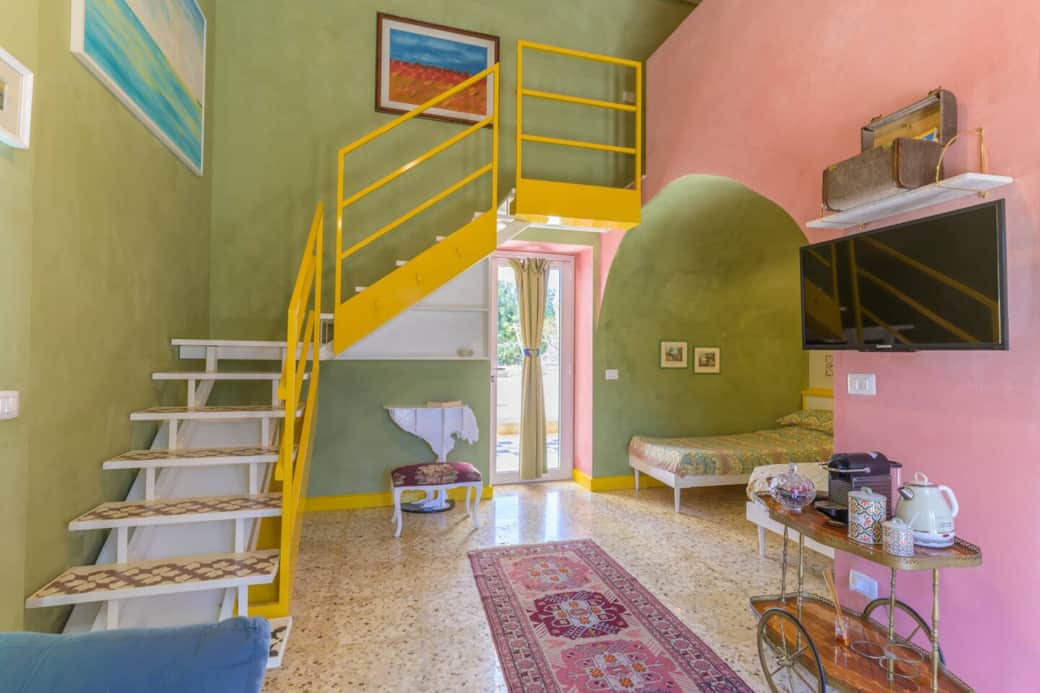 La zona notte con living area e scrittoio, al piano terra, di Fico d'India