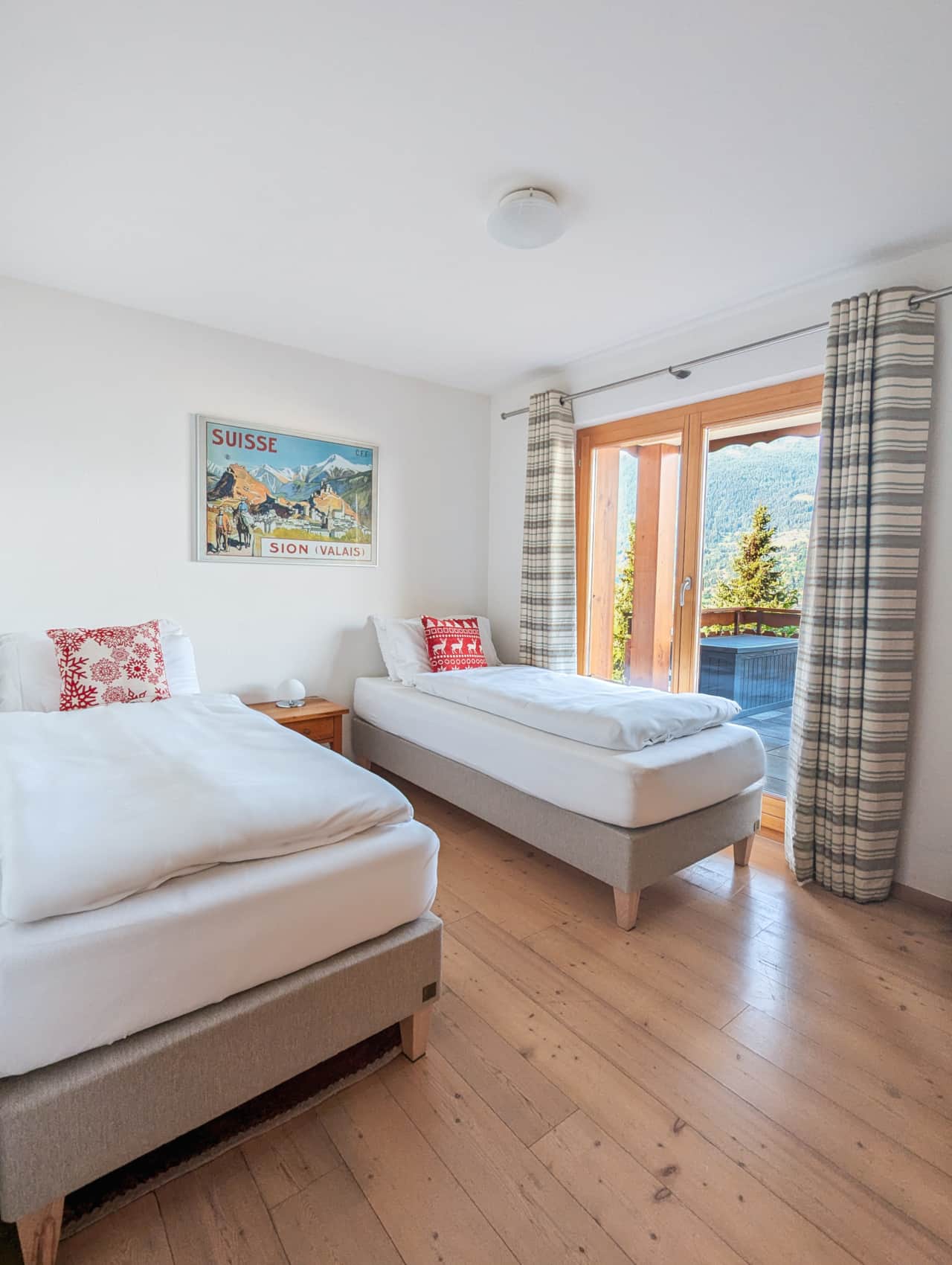 Bedroom with 2 single beds