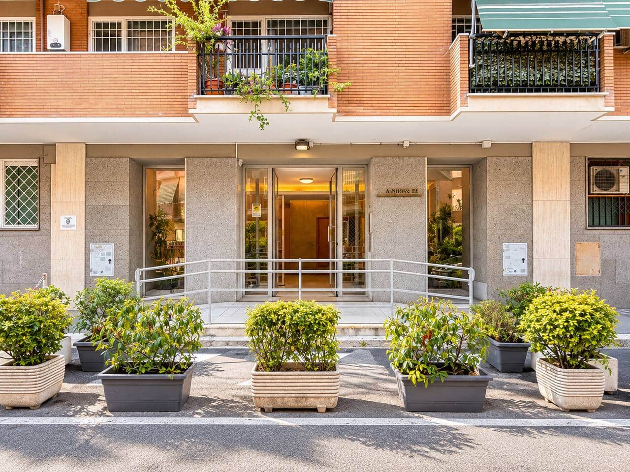Ingresso del palazzo in Via Appia Nuova, in una zona residenziale ben collegata con il resto di Roma.