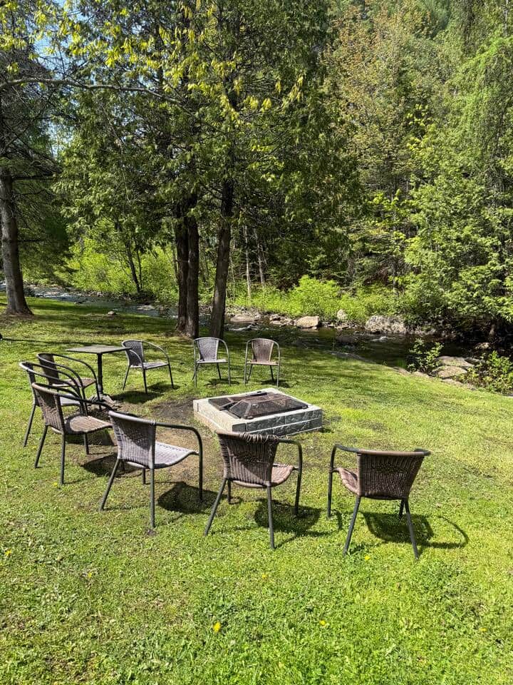 Foyer extérieur et chaises en pleine nature