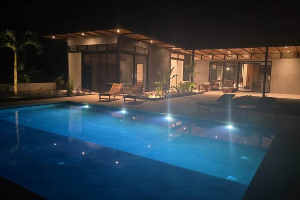 Villa Lux Grande Outdoor Big Baja pool .