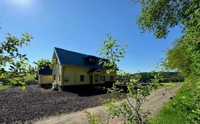 Wagenhausen-eifel-cochem-vakantiewoning-geel-voorkant (1)