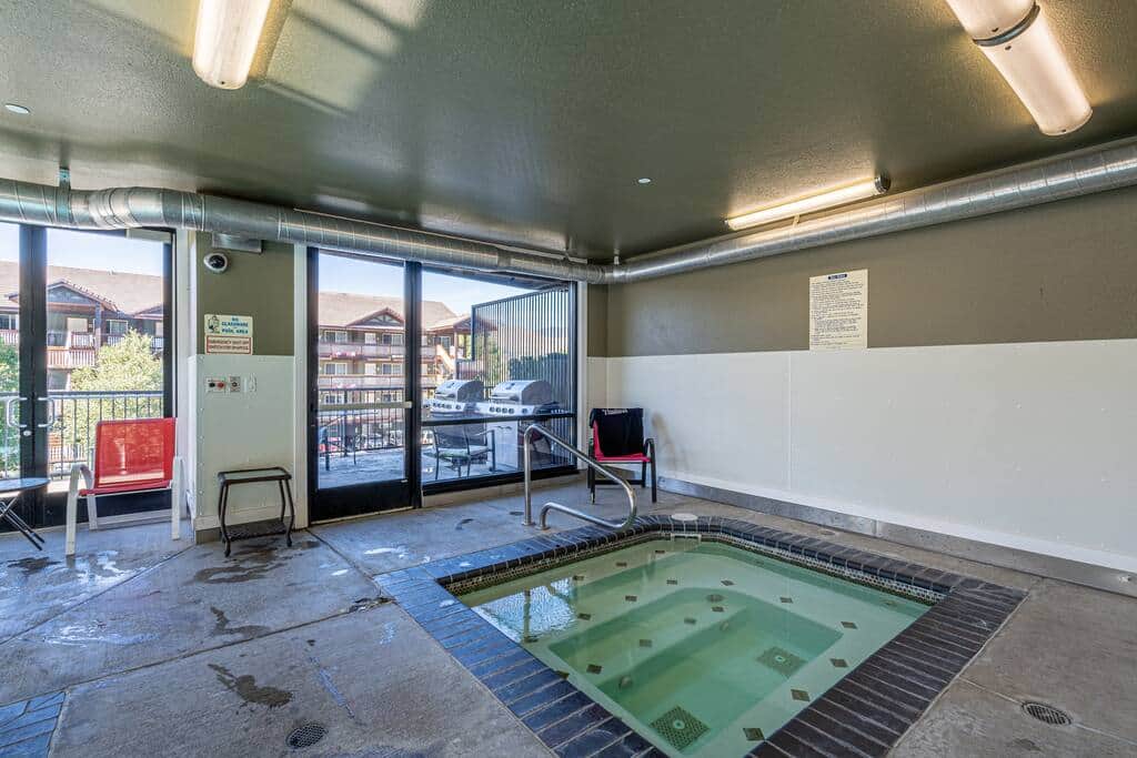Lake Chelan Luxury Condo Heated Pool, Hot Tub, BBQ Apartment in Chelan