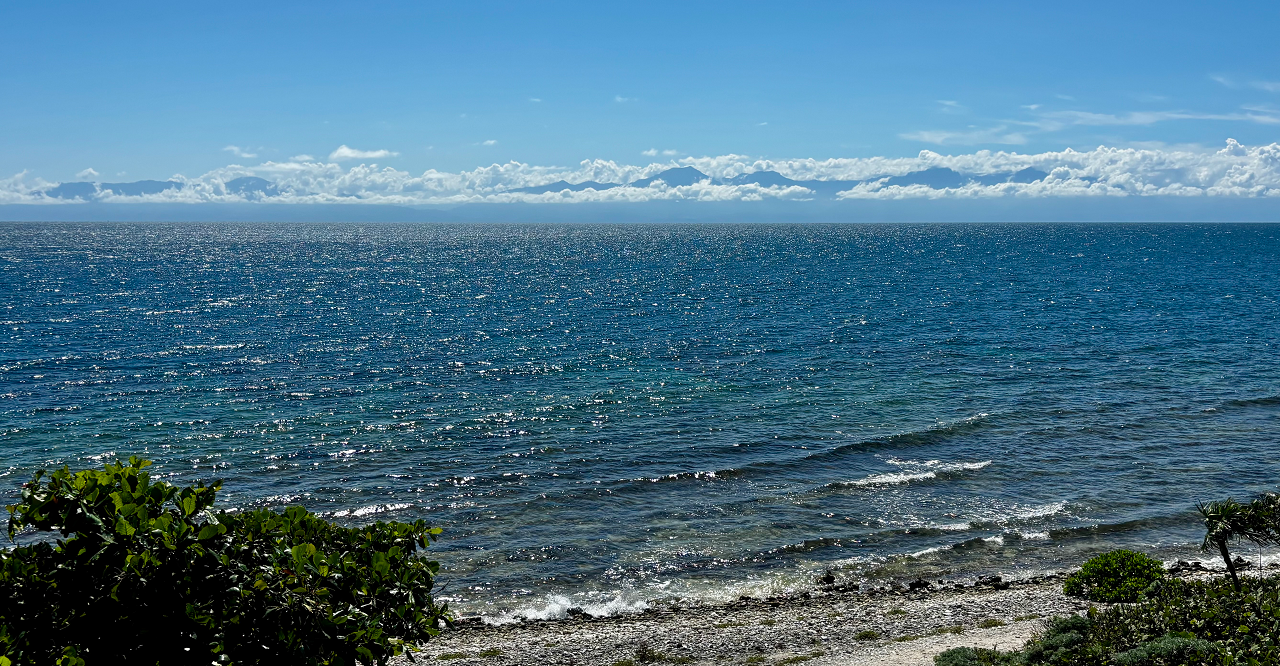 Quatro Vista Beach View, Caribbean Ocean, Pico Bonito Mountains