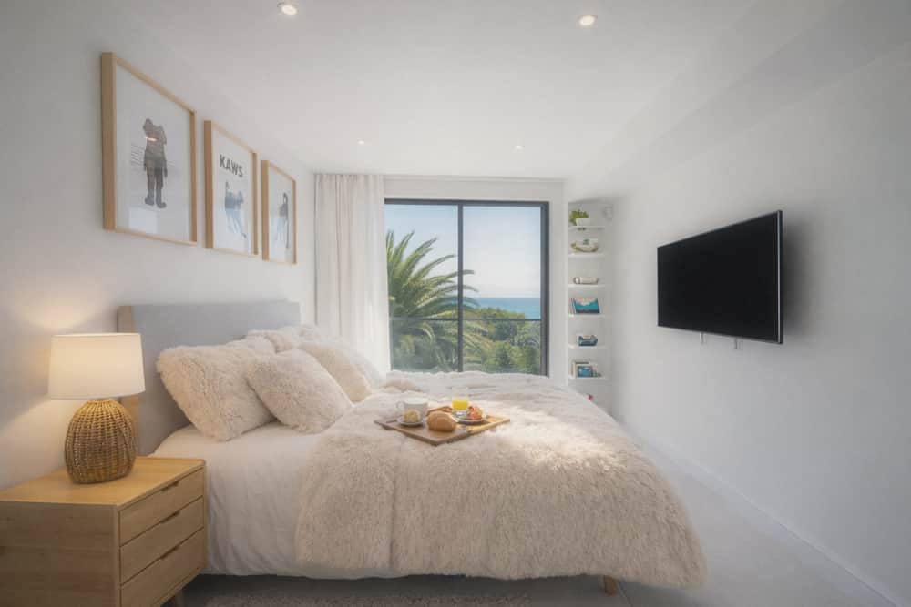 Guest bedroom of Villa Luz Bliss with a window on the sea